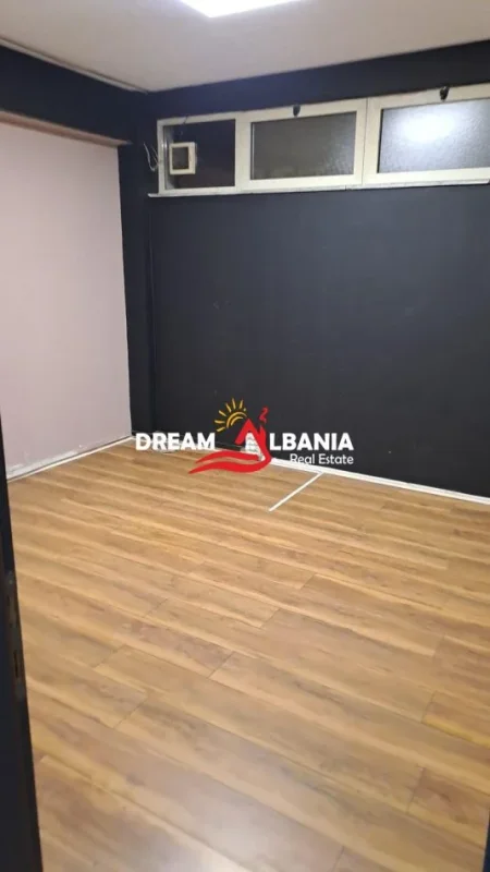 Tirane, jepet me qera zyre Kati 1, 300 m² 2.500 € (21 dhjetori)