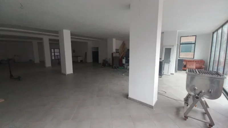 Tirane, jepet me qera dyqan Kati 1, 260 m² 1.560 € (Bulevardi Blu Kamez)