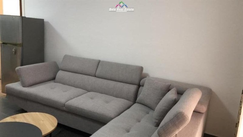 Tirane, jepet me qera apartament 1+1+Ballkon Kati 4, 60 m² 350 € (fresku)