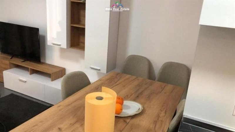 Tirane, jepet me qera apartament 1+1+Ballkon Kati 4, 60 m² 350 € (fresku)