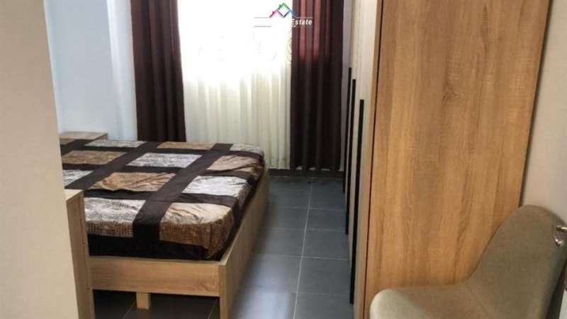 Tirane, jepet me qera apartament 1+1+Ballkon Kati 4, 60 m² 350 € (fresku)