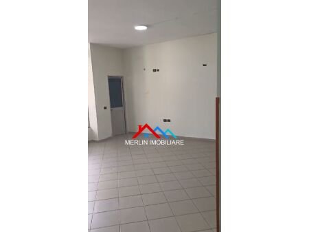 Tirane, jepet me qera ambjent biznesi Kati 0, 100 m² 450 € (Rruga Besa)