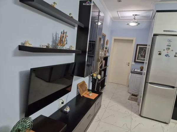 Tirane, jepet me qera apartament 1+1+Ballkon Kati 6, 70 m² 550 € (tregu elektrik)