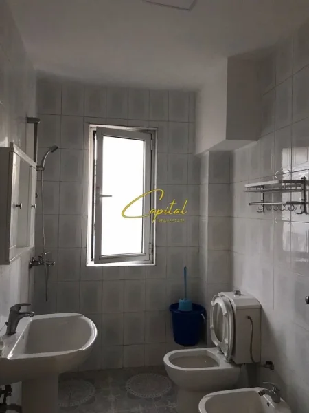 Tirane, jepet me qera apartament 3+1 Kati 4, 90 m² 530 € (RRUGA E ELBASANIT)