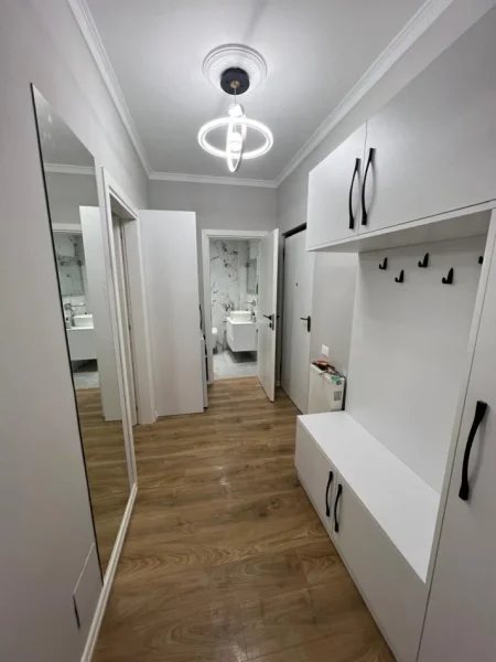 Tirane, jepet me qera apartament 1+1+Ballkon Kati 5, 70 m² 700 € (Komuna e Parisit)
