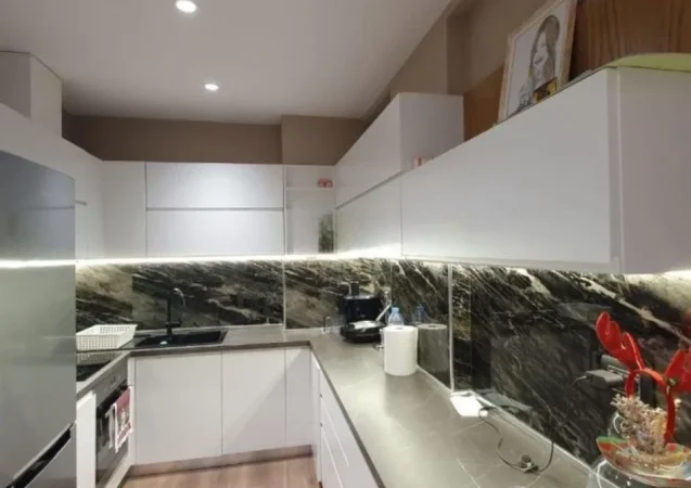 Tirane, jepet me qera apartament 1+1 Kati 4, 63 m² 700 € (Komuna e Parisit)
