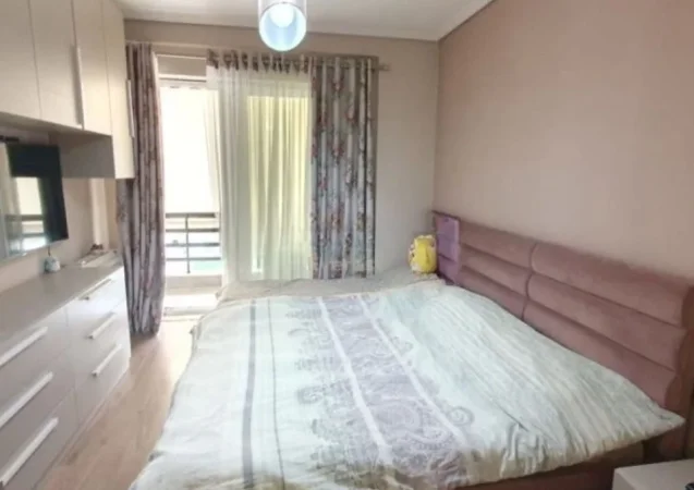 Tirane, jepet me qera apartament 1+1 Kati 4, 63 m² 700 € (Komuna e Parisit)