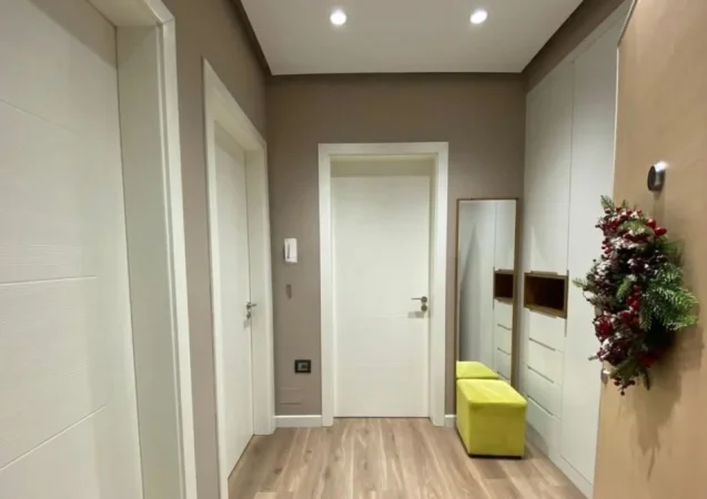 Tirane, jepet me qera apartament 1+1 Kati 4, 63 m² 700 € (Komuna e Parisit)