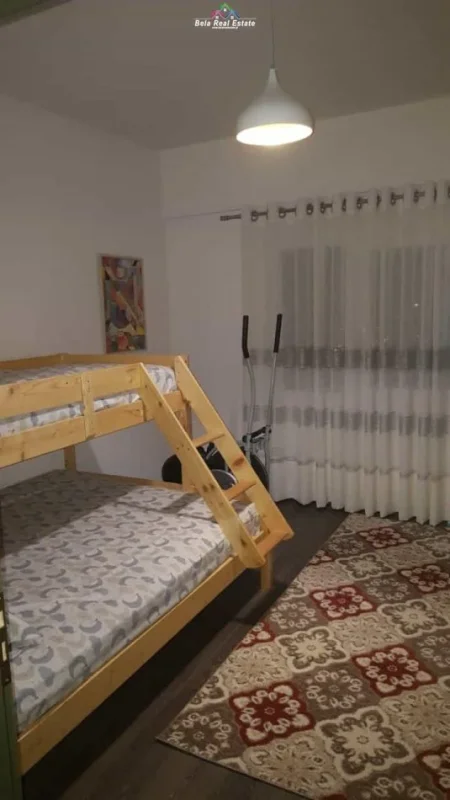 Tirane, jepet me qera apartament 2+1+Ballkon Kati 3, 90 m² 680 € (liqeni i thate)