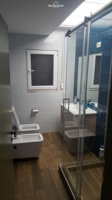 Tirane, jepet me qera apartament 2+1+Ballkon Kati 3, 90 m² 680 € (liqeni i thate)