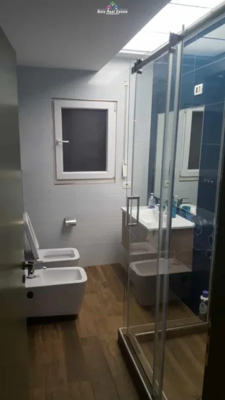 Tirane, jepet me qera apartament 2+1+Ballkon Kati 3, 90 m² 680 € (liqeni i thate)