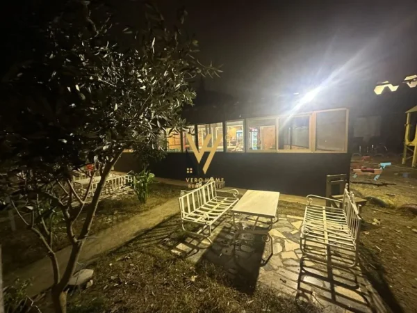 Tirane, jepet me qera bar-resorant Kati 0, 1.200 m² 1.000 € (KOMBINAT)