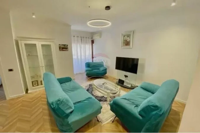 Tirane, jepet me qera 2+1+Ballkon Kati 9, 98 m² 800 € (Qender, 9 Katshet)
