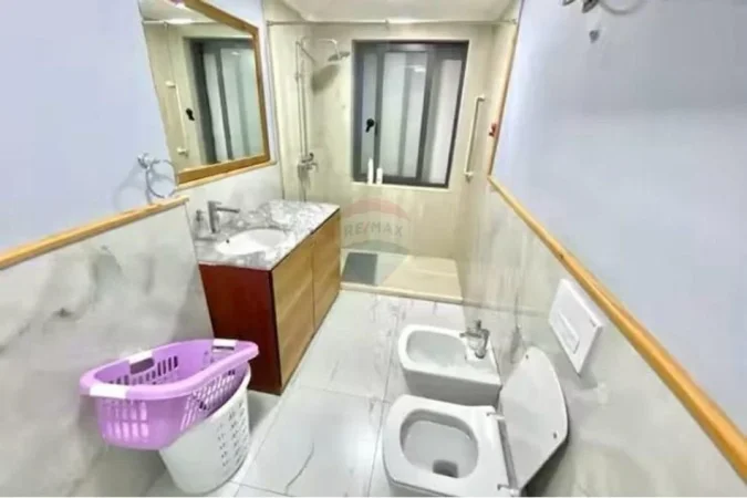 Tirane, jepet me qera 2+1+Ballkon Kati 9, 98 m² 800 € (Qender, 9 Katshet)