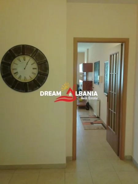 Tirane, jepet me qera apartament 2+1+Ballkon Kati 7, 111 m² 1.000 € (bllok)