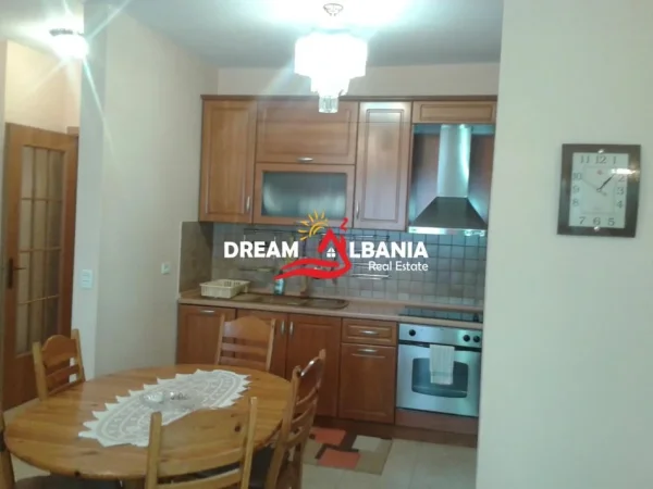 Tirane, jepet me qera apartament 2+1+Ballkon Kati 7, 111 m² 1.000 € (bllok)