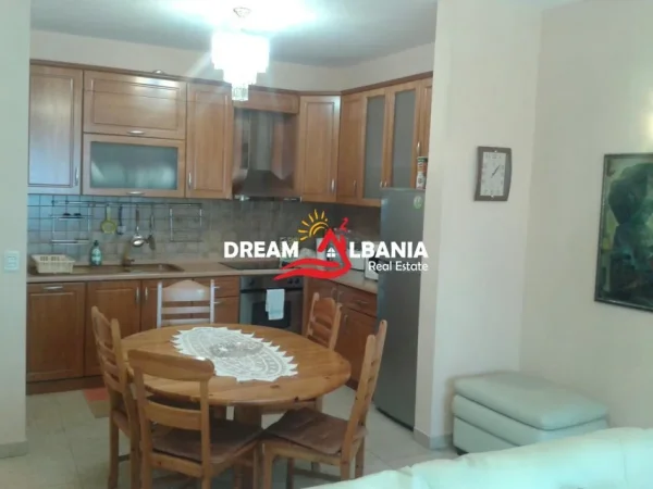 Tirane, jepet me qera apartament 2+1+Ballkon Kati 7, 111 m² 1.000 € (bllok)