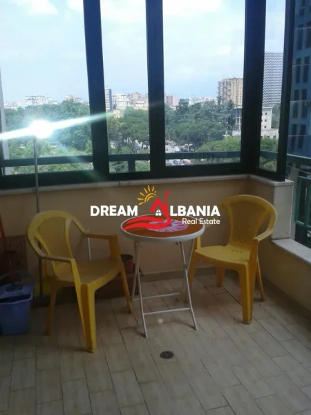 Tirane, jepet me qera apartament 2+1+Ballkon Kati 7, 111 m² 1.000 € (bllok)
