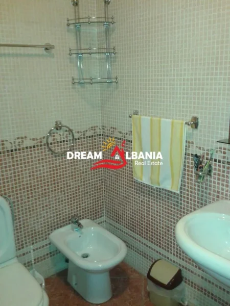 Tirane, jepet me qera apartament 2+1+Ballkon Kati 7, 111 m² 1.000 € (bllok)