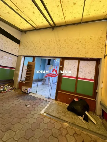 Tirane, jepet me qera dyqan Kati 0, 130 m² 600 € (Vasil Shanto)
