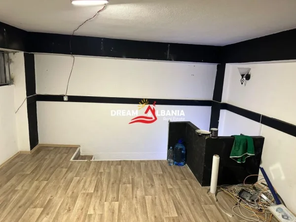 Tirane, jepet me qera dyqan Kati 0, 130 m² 600 € (Vasil Shanto)