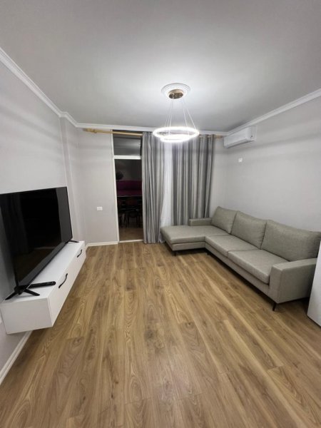 Tirane, jepet me qera apartament 1+1+Ballkon Kati 7, 67 m² 700 € (Komuna e Parisit)