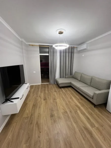 Tirane, jepet me qera apartament 1+1+Ballkon Kati 7, 67 m² 700 € (Komuna e Parisit)