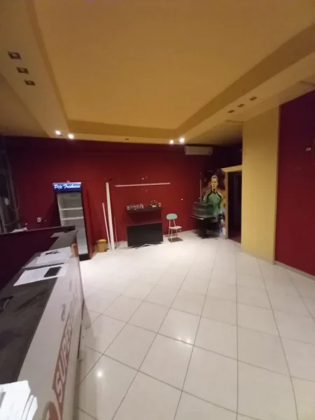 Durres, jepet me qera ambjent biznesi Kati 0, 68 m² 500 € (Vollga)