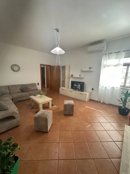 Tirane, jepet me qera shtepi 2+1+Ballkon , 100 m² 500 € (Ali Dem)