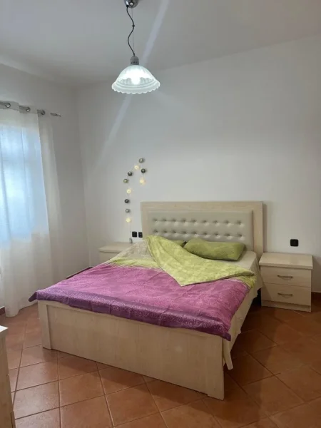 Tirane, jepet me qera shtepi 2+1+Ballkon , 100 m² 500 € (Ali Dem)