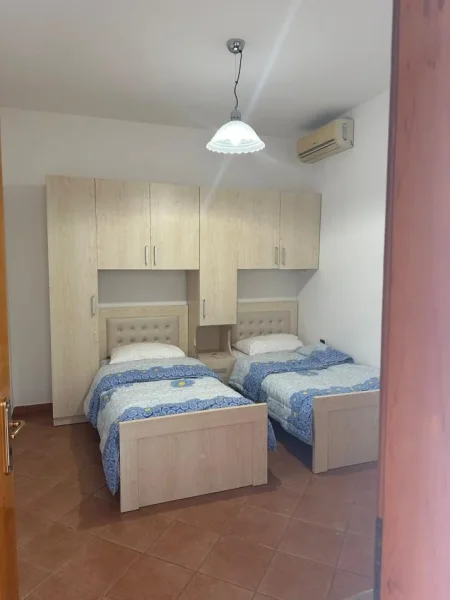 Tirane, jepet me qera shtepi 2+1+Ballkon , 100 m² 500 € (Ali Dem)