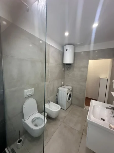 Tirane, jepet me qera shtepi 2+1+Ballkon , 100 m² 500 € (Ali Dem)