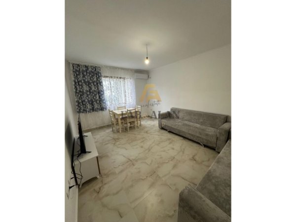 Tirane, jepet me qera apartament 1+1 Kati 1, 400 € (Komisariati nr 4)