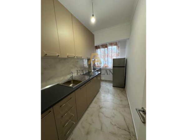 Tirane, jepet me qera apartament 1+1 Kati 1, 400 € (Komisariati nr 4)
