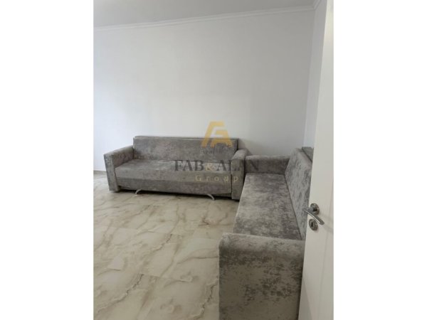 Tirane, jepet me qera apartament 1+1 Kati 1, 400 € (Komisariati nr 4)