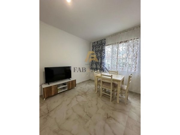 Tirane, jepet me qera apartament 1+1 Kati 1, 400 € (Komisariati nr 4)