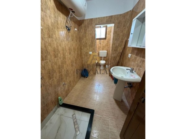 Tirane, jepet me qera apartament 1+1 Kati 1, 400 € (Komisariati nr 4)