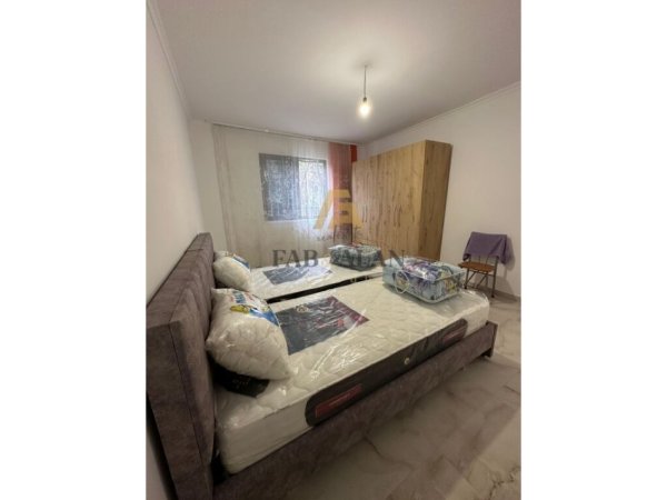 Tirane, jepet me qera apartament 1+1 Kati 1, 400 € (Komisariati nr 4)
