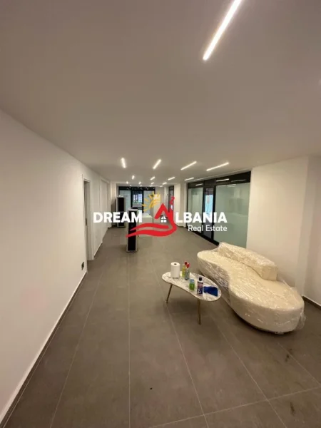 Tirane, shitet dyqan Kati 1, 139 m² 345.000 € (Spitali Amerikan3)