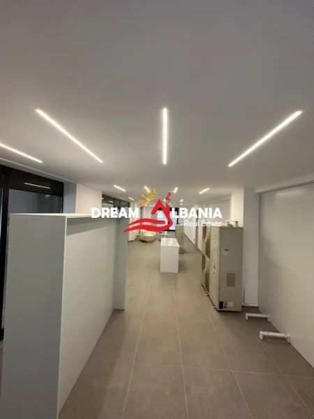 Tirane, shitet dyqan Kati 1, 139 m² 345.000 € (Spitali Amerikan3)