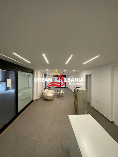 Tirane, shitet dyqan Kati 1, 139 m² 345.000 € (Spitali Amerikan3)