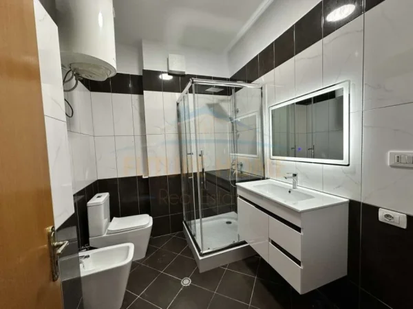 Tirane, shes apartament 2+1+Ballkon Kati 3, 104 m² 138.000 € (Yzberisht)