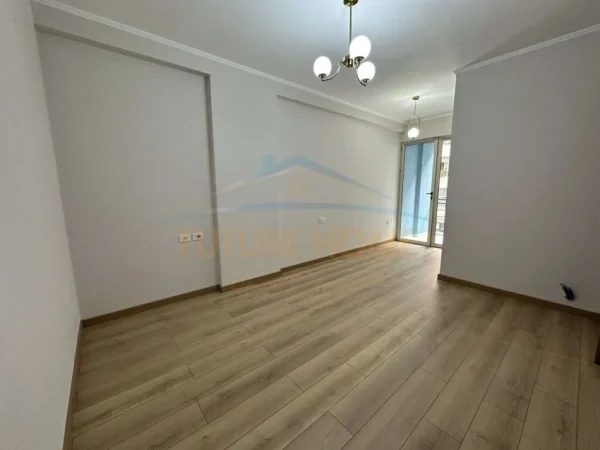 Tirane, shes apartament 2+1+Ballkon Kati 3, 104 m² 138.000 € (Yzberisht)