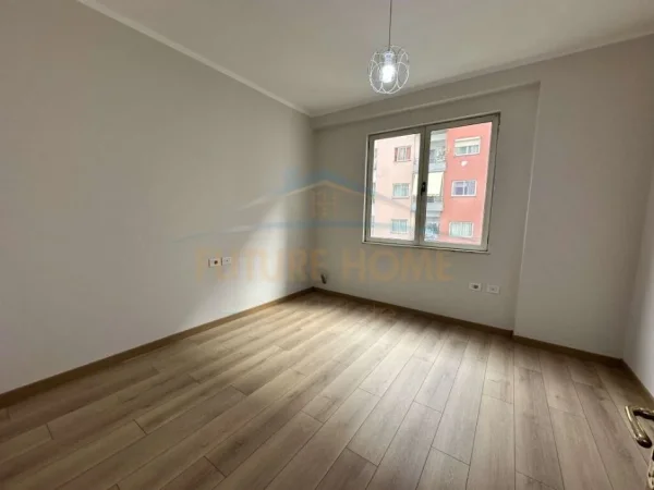 Tirane, shes apartament 2+1+Ballkon Kati 3, 104 m² 138.000 € (Yzberisht)
