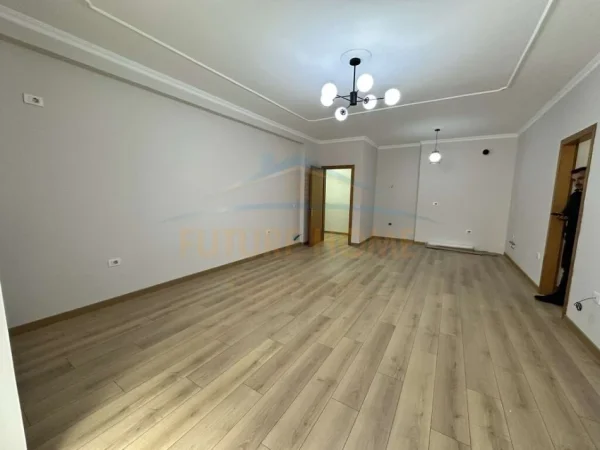 Tirane, shes apartament 2+1+Ballkon Kati 3, 104 m² 138.000 € (Yzberisht)