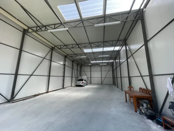 Tirane, jepet me qera magazine Kati 0, 200 m² 1.000 € (Sauk)