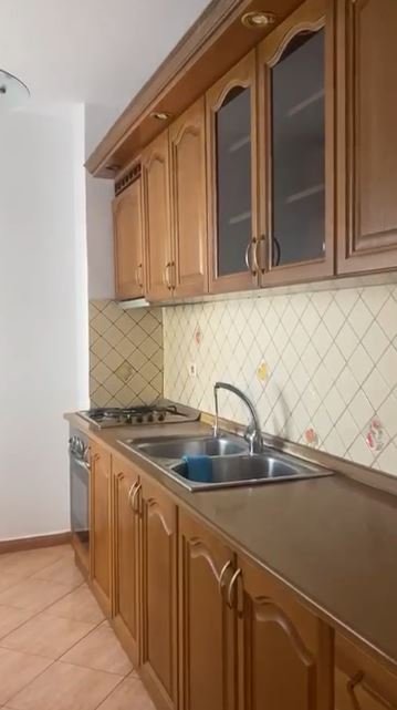 Tirane, jepet me qera apartament 2+1 Kati 3, 90 m² 350 € (Kamzes)
