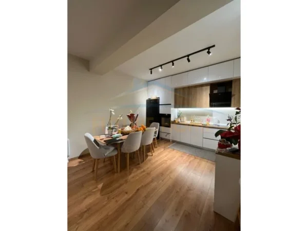 Tirane, shitet apartament 2+1+Ballkon Kati 2, 94 m² 210.000 € (Rruga e Kavajes)