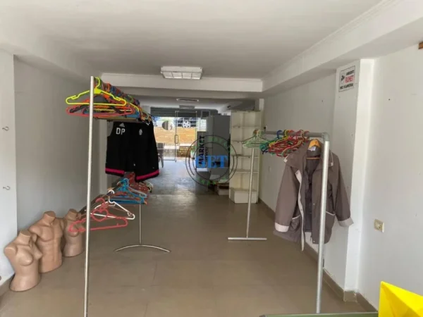 Durres, jepet me qera dyqan Kati 0, 120 m² 120 € (Ne Plazh, Durres.)