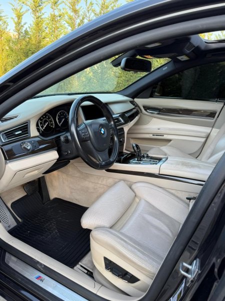 Durres, shitet makine Bmw Benzin, gri e erret automatik Klima 190.000 km 10.000 €